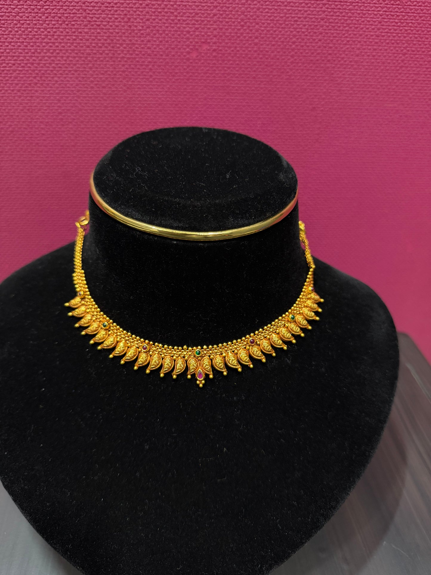 Leaf Shape Small Necklace