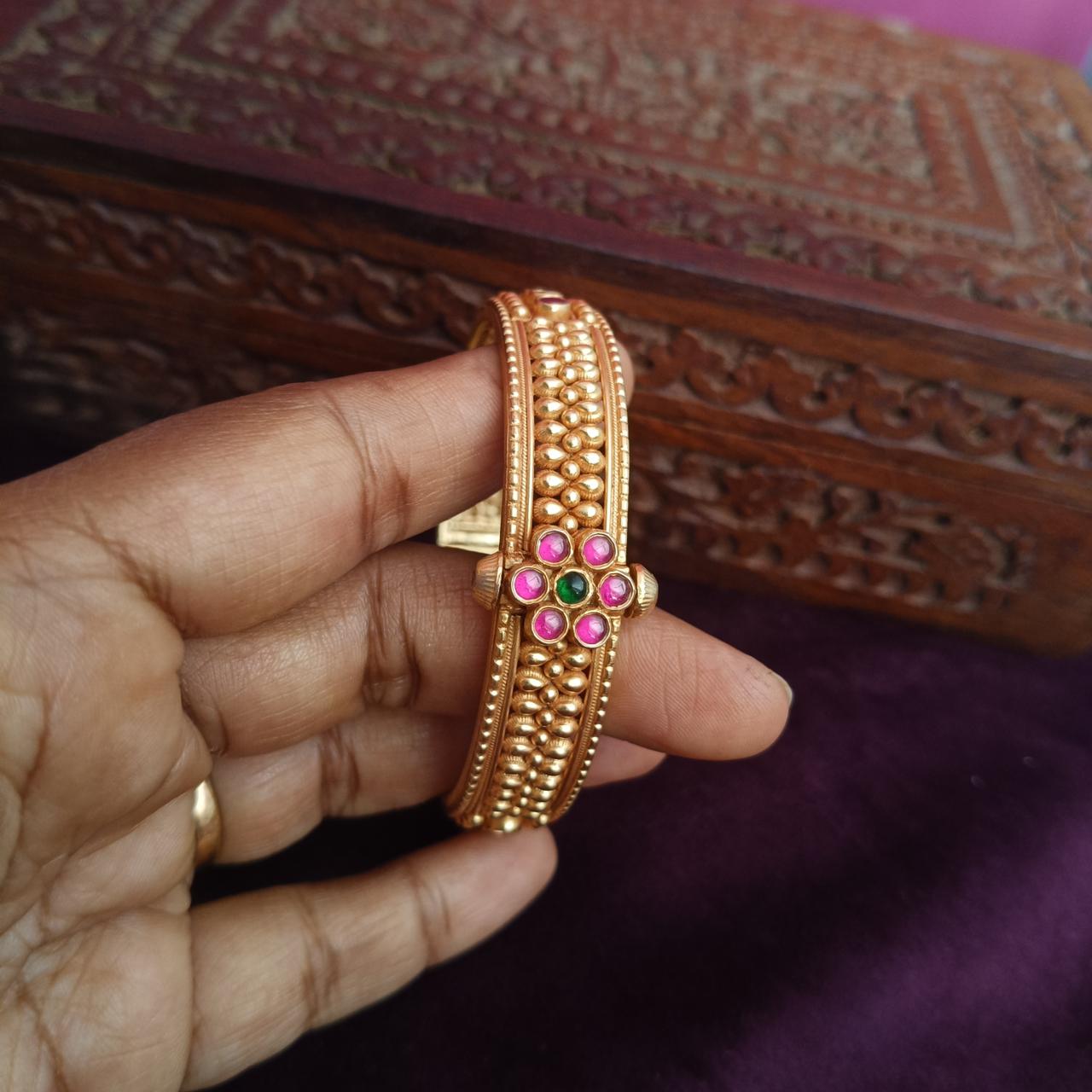 Single flower dotted bangle
