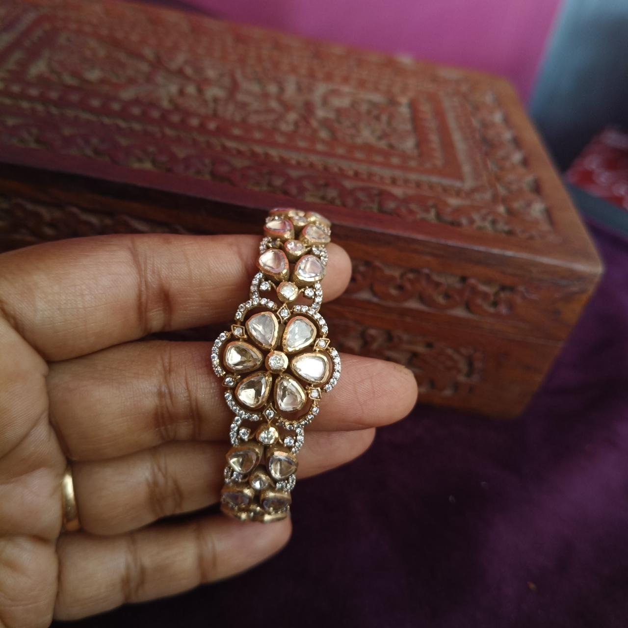 Antiq stone flower design bangle