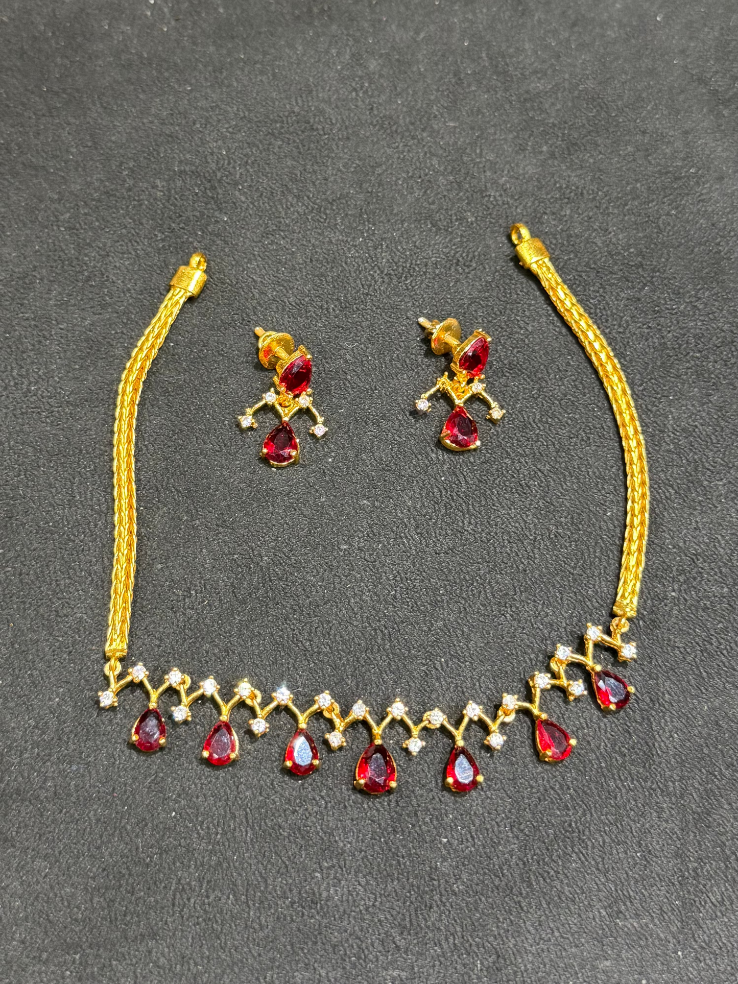 Red Beeds Short Necklace