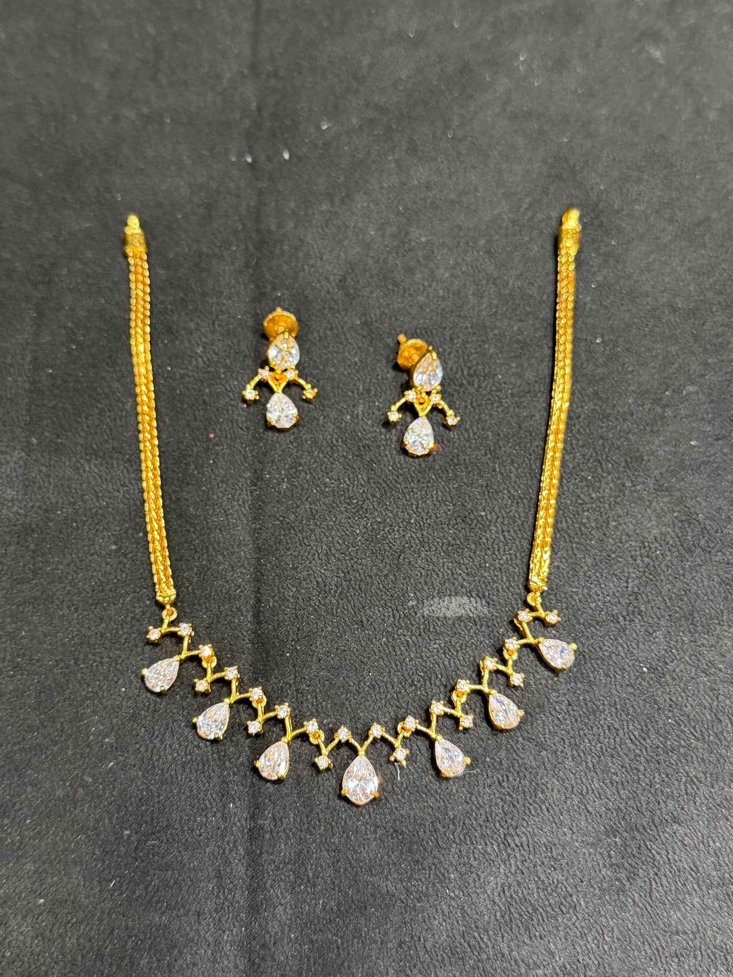 White Beeds Short Necklace