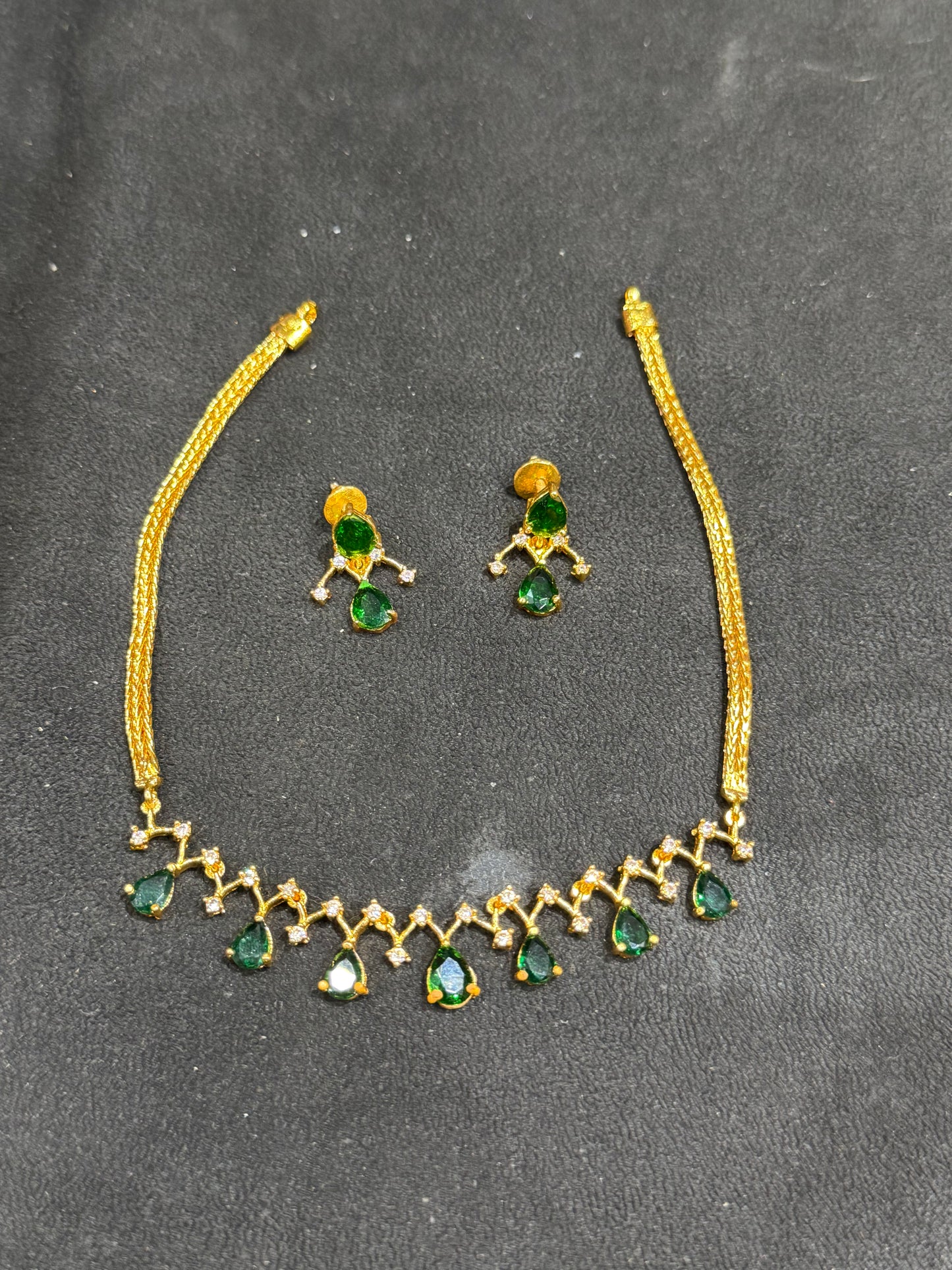 Green Beeds Short Necklace