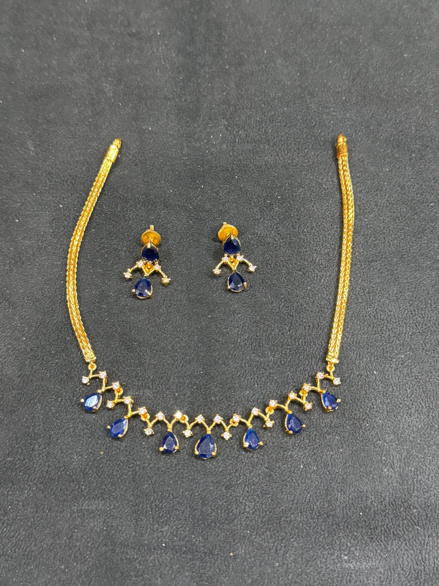 Blue Beeds Short Necklace