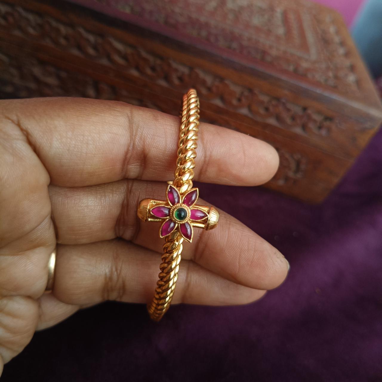 Single flower bangle