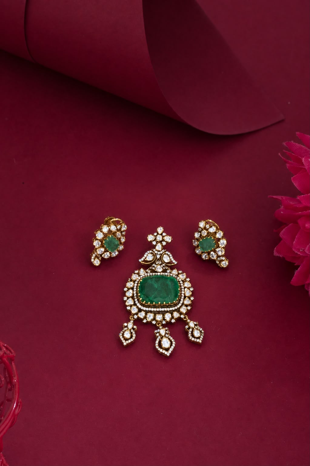 Green stone pendant set
